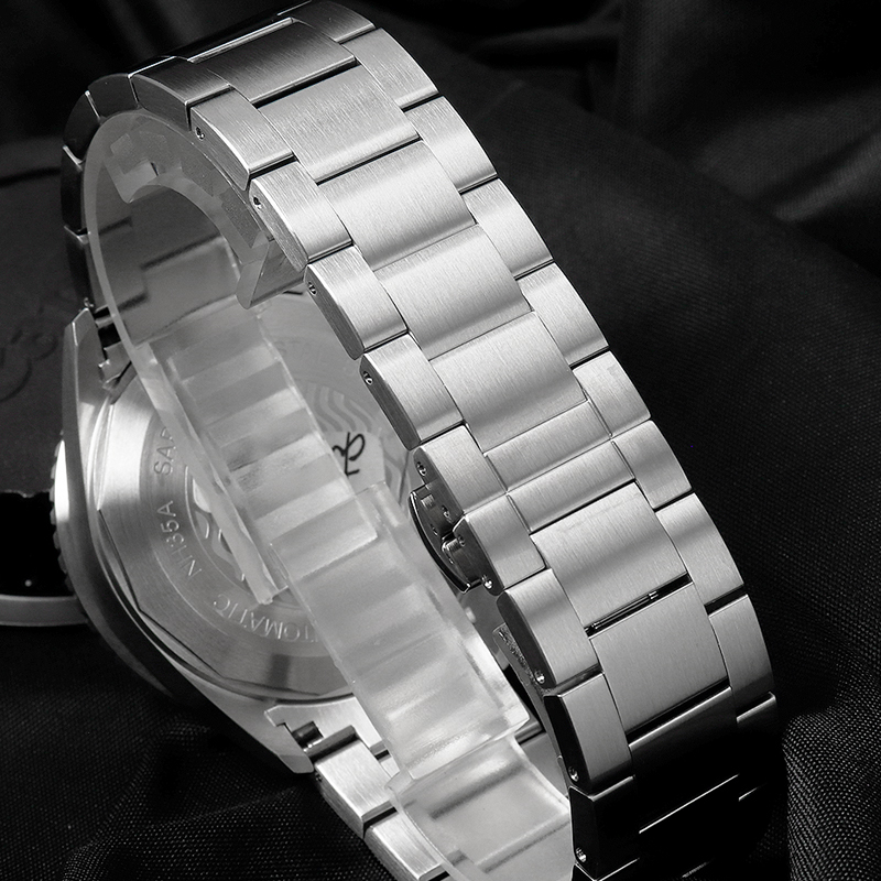 ساعة كرونوس دايفر للرجال بمينا - مراجعة Ceramic Link Bracelet وسعره